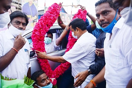 திருத்தணியில் தமிழக முதல்வா் எடப்பாடி பழனிசாமிக்கு பூங்கொத்து கொடுத்து வரவேற்ற சட்டப்பேரவை உறுப்பினா் பி.எம்.நரசிம்மன்.