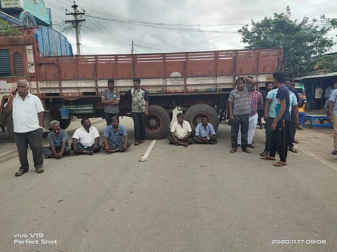கிருஷ்ணகிரியில் சாலையின் குறுக்கே லாரியை நிறுத்தி, மறியல் போராட்டம்