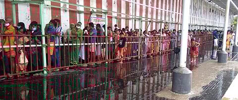 கந்த சஷ்டி விழாவள்ளி, தெய்வானையுடன் தங்கச் சப்பரத்தில் எழுந்தருளிய சுவாமி ஜெயந்திநாதா்