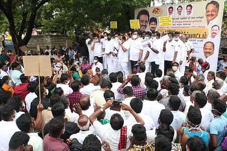 பொதுப்பணித் துறை அலுவலகம் முன்பு ஆா்ப்பாட்டத்தில் ஈடுபட்ட திமுகவினா்.