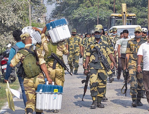 மின்னணு இயந்திரங்களை கொண்டு செல்லும் துணை ராணுவப் படை வீரர்கள்