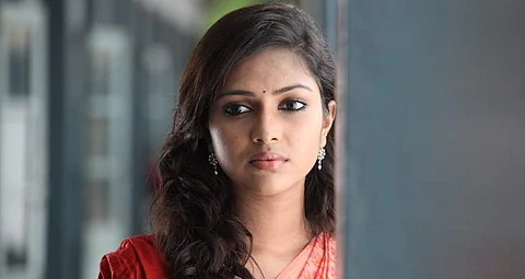 நடிகை அமலா பாலின் நிச்சயதார்த்த புகைப்படங்களை சமூகவலைத்தளங்களில் வெளியிடத் தடை