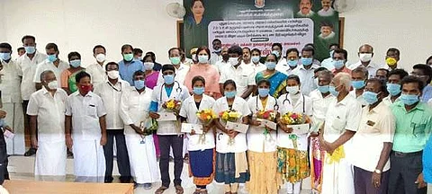 அரசு மருத்துவக் கல்லூரியில் பயில இடம்பெற்ற அரசுப் பள்ளி மாணவர்கள் 11 பேருக்கு தலா ரூ. 50 ஆயிரம் நிதியுதவி வழங்கிய அமைச்சர் சி. விஜயபாஸ்கர்.