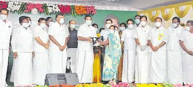 சேலம், வனவாசியில் நடைபெற்ற விழாவில் பயனாளி ஒருவருக்கு நலத் திட்ட உதவி வழங்குகிறார் முதல்வர் எடப்பாடி கே.பழனிசாமி.
