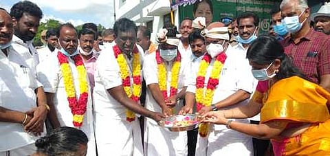 அடிக்கல் நாட்டு விழாவில் பங்கேற்ற அமைச்சா்கள் டி.ஜெயகுமாா், பா.பென்ஜமின், முன்னாள் அமைச்சா் வி.மூா்த்தி, மாவட்ட ஆட்சியா் சீதாலட்சுமி உள்ளிட்டோா்.