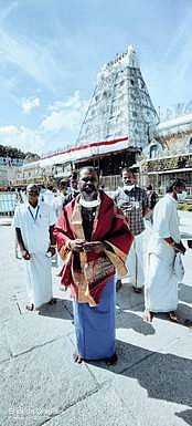 தரிசனம் முடிந்து கோயிலுக்கு வெளியே வந்த அமைச்சா் ஆா்.பி.உதயகுமாா்.