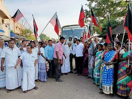 திருப்புவனம், இளையான்குடியில் மறியல் செய்த திமுக வினா் கைது