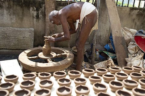 கார்த்திகை தீபத் திருநாளையொட்டி கிராமத்திலிருந்து களிமண் கொண்டுவரப்பட்டு, மண் சேர்த்து பதமாக குழைத்து, அகல் விளக்கை தயாரிக்கின்றனர்.