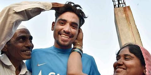 தந்தை, தாயுடன் சிராஜ்