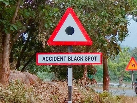 தில்லியில் மரத்தில் பேருந்து மோதி விபத்து