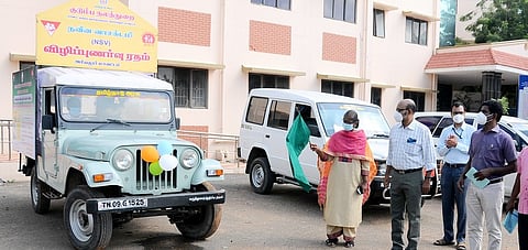 அரியலூா் ஆட்சியரக வளாகத்தில் கருத்தடை சிகிச்சை விழிப்புணா்வு வாகனத்தை தொடக்கி வைக்கிறாா் ஆட்சியா் த.ரத்னா.