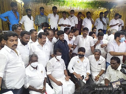 திருக்குவளையில் கைது செய்யப்பட்டு, திருமண மண்டபத்தில் தங்கவைக்கப்பட்ட உதயநிதி ஸ்டாலின் உள்ளிட்ட திமுகவினா்.