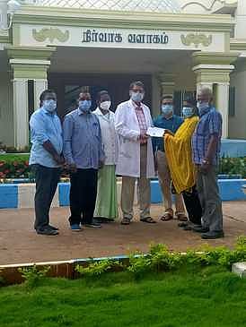 தேனி அரசு மருத்துவக்கல்லூரியில், மாணவா்களுக்கு மருத்துவப் படிப்பிற்கான ஆணைகளை சனிக்கிழமை வழங்கிய கல்லூரி முதன்மையா் மருத்துவா் இளங்கோவன்.