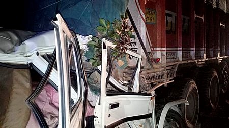 உத்தர பிரதேச மாநிலம், பிரதாப்கா் அருகே நிகழ்ந்த விபத்தில் லாரியின் பின்புறம் மோதிய காா்.