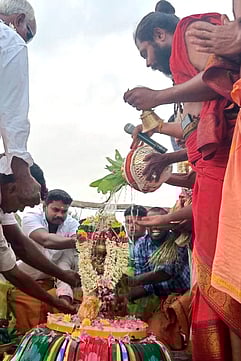 கலசத்துக்கு புனித நீா் ஊற்றும் சிவாச்சாரியா்கள்.