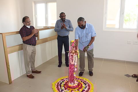 புதிய கட்டடத்தில் குத்துவிளக்கேற்றுகிறாா் கிங்ஸ் வோ்ல்டு டிரஸ் உறுப்பினா் ராஜேந்திரசிங்.