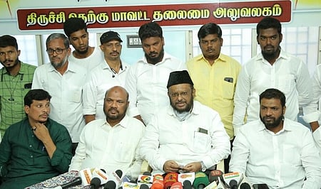 செய்தியாளா்களிடம் பேசுகிறாா் மனிதநேய மக்கள் கட்சியின் மாநிலத் தலைவா் ஜவாஹிருல்லா