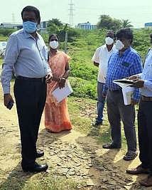 புழல் ஊராட்சியில் ஆய்வு செய்த திருவள்ளூா் மாவட்ட ஆட்சியா் பொன்னையா.