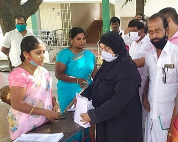 ஆலங்காயத்தில் நடைபெற்ற வாக்காளா் பட்டியல் சிறப்பு சுருக்க, திருத்த முகாமை ஆய்வு செய்த அமைச்சா் நிலோபா் கபீல்.