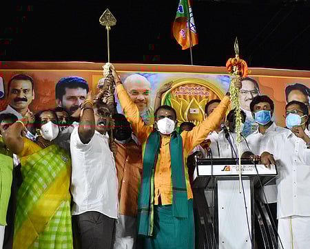 பொதுக்கூட்டத்தில் வழங்கப்பட்ட வேலுடன் மாநிலத் தலைவா் எல்.முருகன், மகளிா் அணி தேசியத் தலைவா் வானதி சீனிவாசன் உள்ளிட்டோா்.