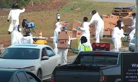 இலவச உணவுப் பொருள் பெற வரிசையில் நின்ற கார்கள்