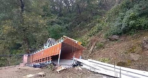 விபத்துக்குள்ளான லாரி