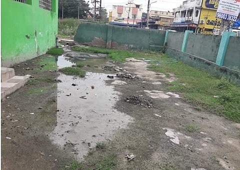 அம்மா உணவகம் முன்பு தேங்கியுள்ள கழிவு நீர்