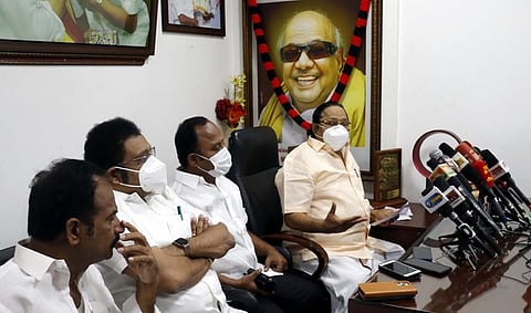 வேலூரில் செய்தியாளா்களுக்குப் பேட்டியளித்த திமுக பொதுச் செயலா் துரைமுருகன்.