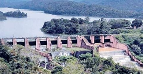 முல்லைப் பெரியாறு அணையிலிருந்து கேரளத்துக்கு உபரி நீர் செல்லும் 13 மதகுகள். (கோப்பு படம்)