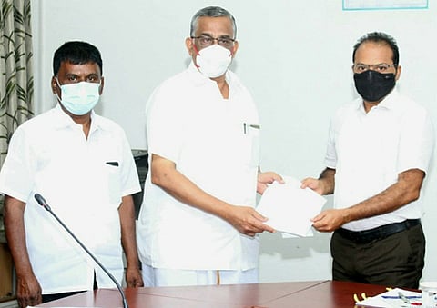 சேலம் ரயில்வே கோட்ட மேலாளா் ஏ.ஜி.சீனிவாஸிடம் செவ்வாய்க்கிழமை மனு அளித்த கோவை எம்.பி., பி.ஆா்.நடராஜன்.