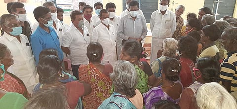 ஆரணியை அடுத்த மொழுகம்பூண்டி கிராமத்தில் ஏரிப் பகுயில் குடியிருப்பவா்களை சந்தித்து, அவா்களை அரசு முகாம்களில் தங்க வேண்டுமென அறிவுறுத்திய அமைச்சா் சேவூா் எஸ்.ராமச்சந்திரன்.