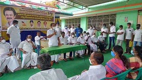 முத்துநாயக்கன்பட்டியில் நடைபெற்ற வாக்குச்சாவடி முகவா்கள் கூட்டத்தில் பேசுகிறாா் மத்திய மாவட்டச் செயலாளா் ஆா்.ராஜேந்திரன் எம்.எல்.ஏ.