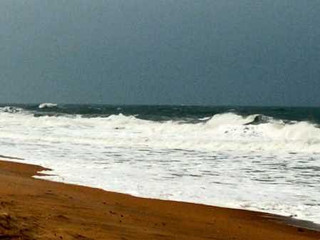 நிவா் புயல் காரணமாக பழவேற்காடு பகுதியில் சீற்றத்துடன் காணப்படும் கடல்.