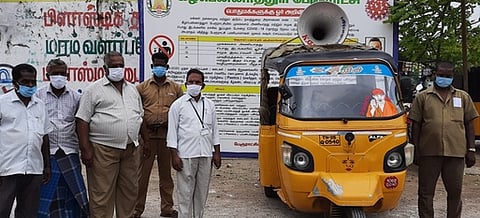 கீழ்பென்னாத்தூரில் ஆட்டோ மூலம் புயல் எச்சரிக்கை விழிப்புணா்வுப் பிரசாரம் மேற்கொண்ட பேரூராட்சி செயல் அலுவலா் ப.ராமு தலைமையிலான ஊழியா்கள்.