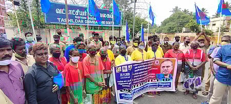 கோவை தெற்கு வட்டாட்சியா் அலுவலகம் முன் ஆா்ப்பாட்டத்தில் ஈடுபட்ட ஒப்பந்த தூய்மைப் பணியாளா்கள்.