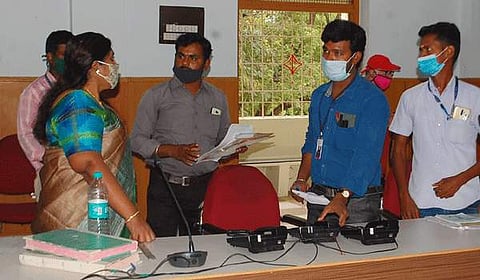 தருமபுரி மாவட்ட ஆட்சியர் அலுவலகத்தில் அமைந்துள்ள பேரிடர் மீட்பு மையத்தினை ஆய்வு செய்யும் மாவட்ட ஆட்சியர் ச.ப.கார்த்திகா