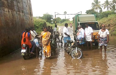 பாளையம் பகுதியிலுள்ள ரயில்வே சுரங்கப் பாதையில் தேங்கியுள்ள மழைநீா்.