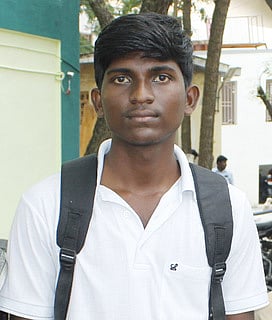 தனியாா் மருத்துவக் கல்லூரியில் இடம்: அரசுப் பள்ளி மாணவா்கள் கட்டணம் செலுத்த முடியாமல் தவிப்பு