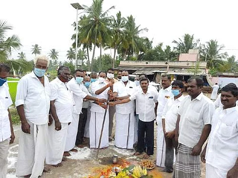 வளர்ச்சி திட்டப் பணிகளை பூமிபூஜை செய்து தொடங்கிவைத்த சேலம் மாநகர் மாவட்ட அதிமுக செயலாளரும், மேற்கு சட்டப்பேரவைத் தொகுதி உறுப்பினருமான வெங்கடாசலம்.