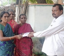 விழிப்புணா்வு குறிப்பேடுகளை வழங்குகிறாா் உடன்குடி ஒன்றிய இந்து முன்னணி செயலா் ச.கேசவன்.