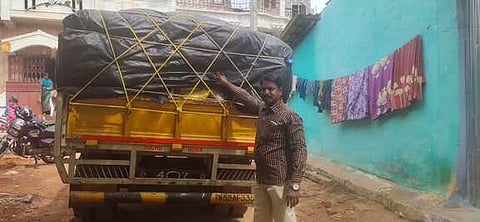 க.புதுப்பட்டியிலிருந்து கேரளத்துக்கு செவ்வாய்க்கிழமை ரேஷன் அரிசி கடத்த முயன்று பறிமுதல் செய்யப்பட்ட சரக்கு வாகனம்.