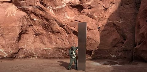 பாலைவனத்தில் கண்டுபிடிக்கப்பட்ட இரண்டு ஆள் உயர ஒளிரும் உலோகப் பொருள்