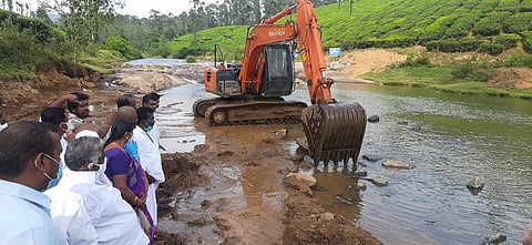 வால்பாறை கூழாங்கல் ஆற்றில் நடைபெற்று வரும் பணிகளைப்  பாா்வையிடும் எம்எல்ஏ கஸ்தூரி வாசு.