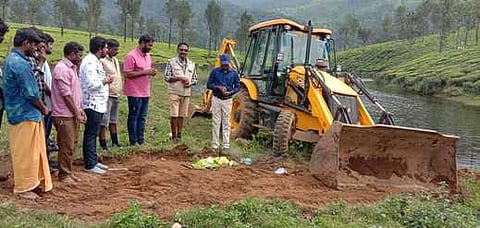அக்காமலை தடுப்பணையில் தூா்வாரும் பணியை தொடங்கிவைக்கிறாா் வால்பாறை நகராட்சி ஆணையா் பவுன்ராஜ்.