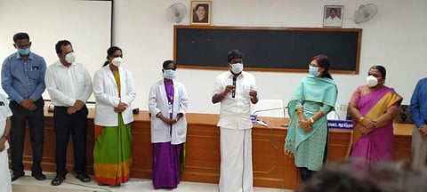 புதுக்கோட்டை மாவட்ட ஆட்சியர் அலுவலகத்தில் இணையவழியில் மத்திய அரசு விருது பெறும் நிகழ்ச்சியில் மக்கள் நல்வாழ்வுத் துறை அமைச்சர் சி. விஜயபாஸ்கர், மாவட்ட ஆட்சியர் பி. உமாமகேஸ்வரி உள்ளிட்டோர்.