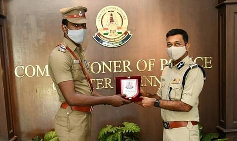 செல்லிடப்பேசி திருடனை துரத்திச் சென்று பிடித்த காவல் ஆய்வாளரை சென்னை மாநகர காவல் ஆணையர் பாராட்டினார்.