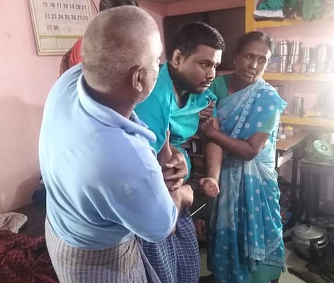 தசை நார் சிதைவு நோயால் பாதிக்கப்பட்டுள்ள மகன் பரத்துடன் பெற்றோர்.