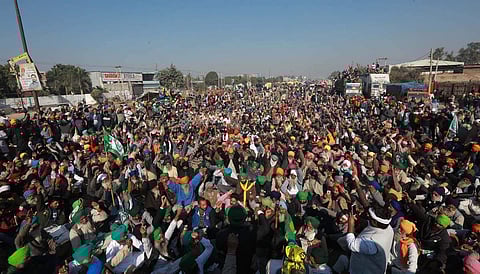 மத்திய அரசு கொண்டுவந்துள்ள வேளாண் சட்டங்களுக்கு எதிராக தலைநகரை நோக்கி போராட்டத்தைத் தீவிரமாக முன்னெடுத்து வரும் விவசாயிகள்.
