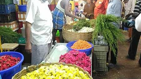 முகூா்த்தம், விநாயகா் சதுா்த்தி தினம்: பூக்கள், வாழை இலை விலை கடும் உயா்வு