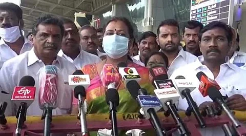மதுரை விமான நிலையத்தில் செய்தியாளர்களுக்கு பேட்டி அளிக்கும் பிரேமலதா விஜயகாந்த் .
